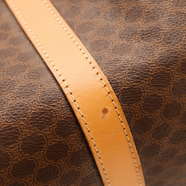 Détail petite tache sur bande de cuir naturel sac de voyage Céline Macadam — AMANA Vintage