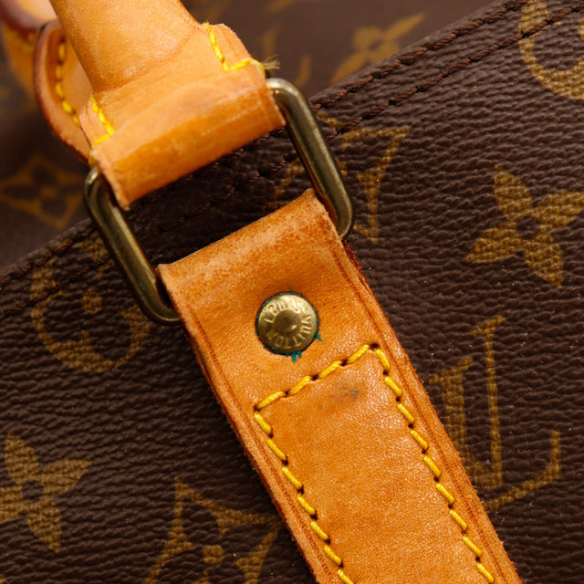 Détail attache cuir vachette patine caramel Louis Vuitton Keepall 45 — AMANA Vintage