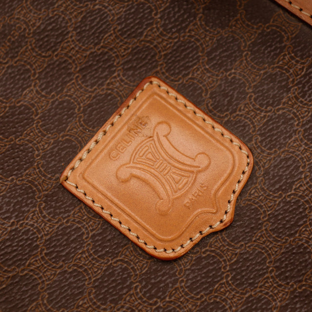Détail écusson cuir estampé Céline Paris sur toile Macadam — AMANA Vintage