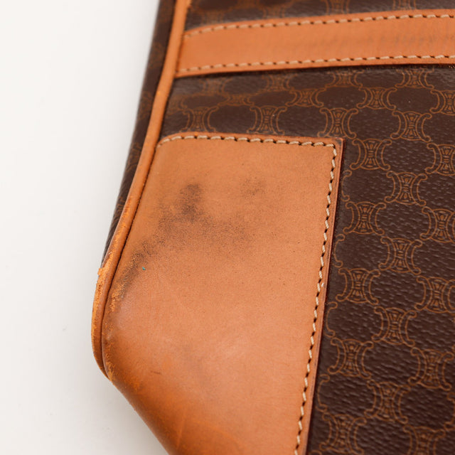 Détail marques sur le renfort cuir d'angle Céline Boston Macadam — AMANA Vintage