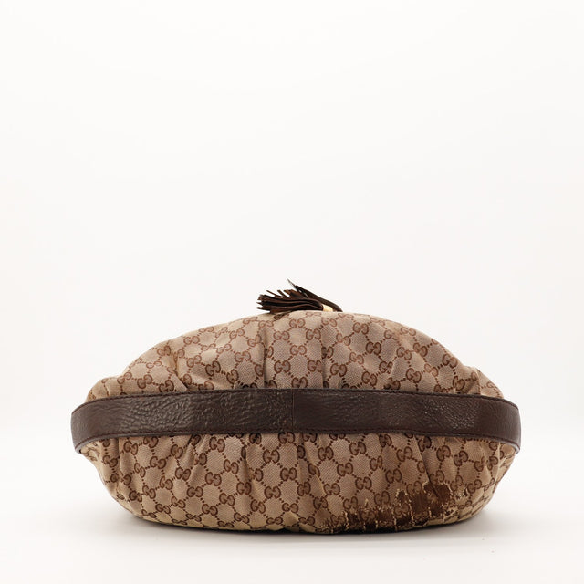 Detail fond cuir marron Gucci Hobo GG occasion authentique — AMANA Vintage