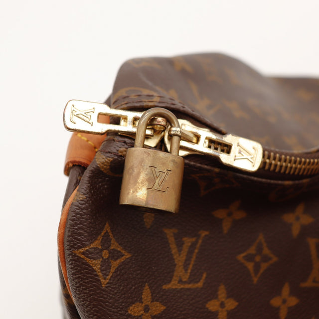 Détail cadenas et tirettes dorées Louis Vuitton Keepall 50 — AMANA Vintage