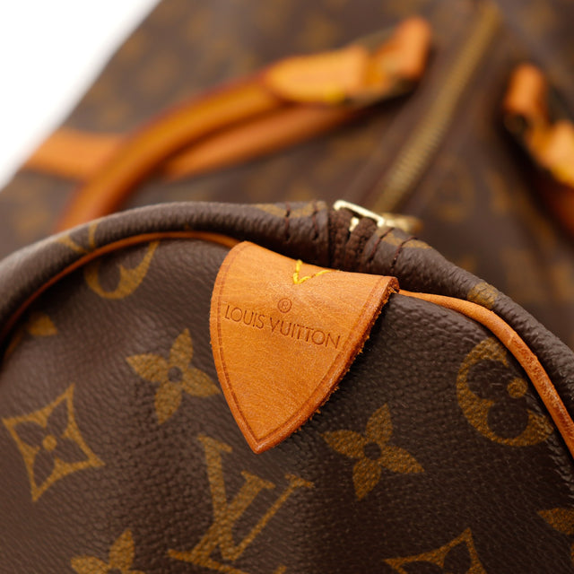 Détail estampille Louis Vuitton sur cuir vachette Keepall 50 — AMANA Vintage