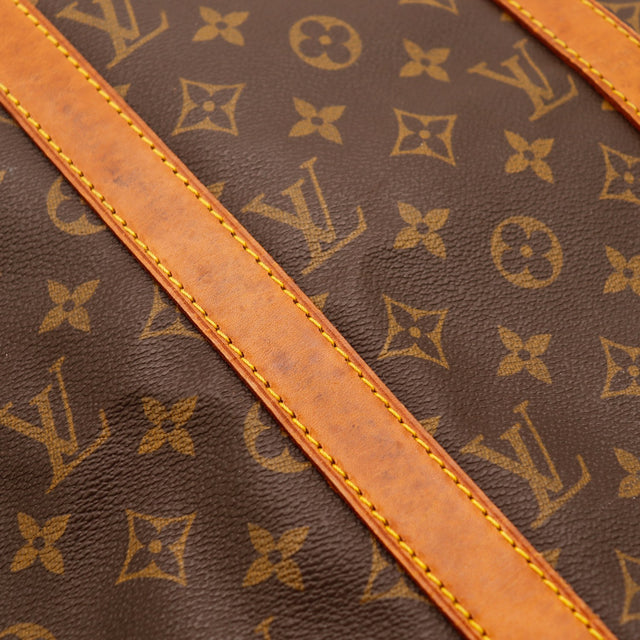 Détail sangle cuir vachette patine caramel Louis Vuitton Keepall 50 — AMANA Vintage