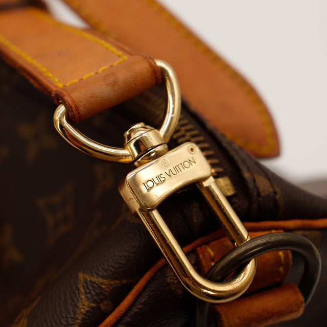 Détail mousqueton doré bandoulière Louis Vuitton Keepall 55 occasion authentique — AMANA Vintage