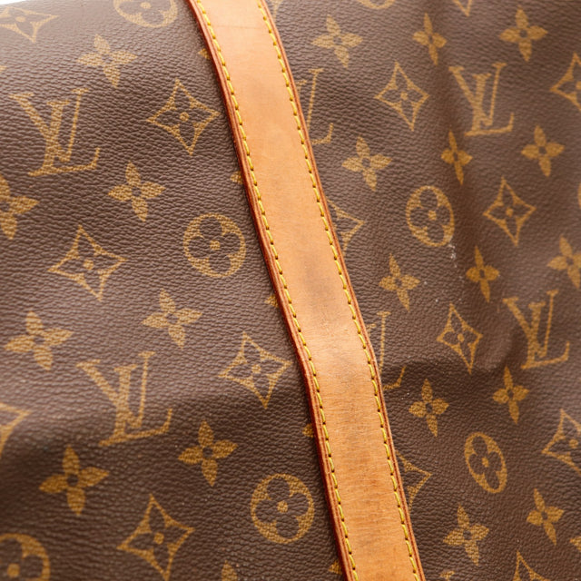 Détail bandoulière cuir vachette Louis Vuitton Keepall 55 occasion authentique — AMANA Vintage