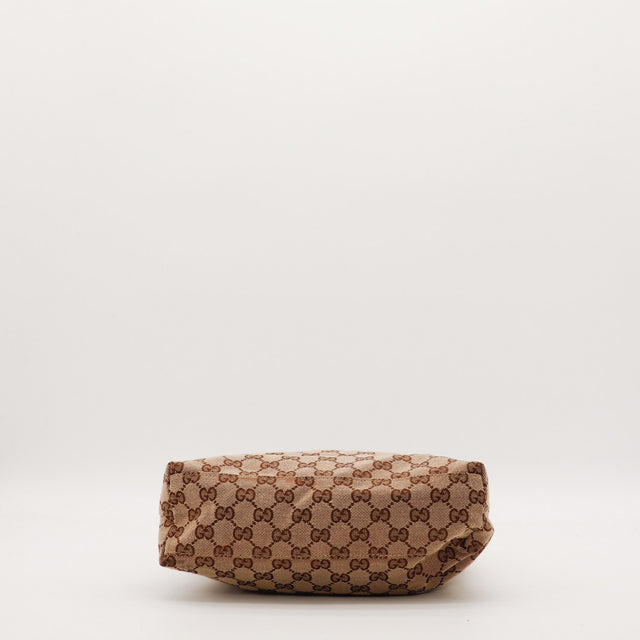 Détail fond toile monogrammée Gucci Hobo Bamboo occasion authentique — AMANA Vintage
