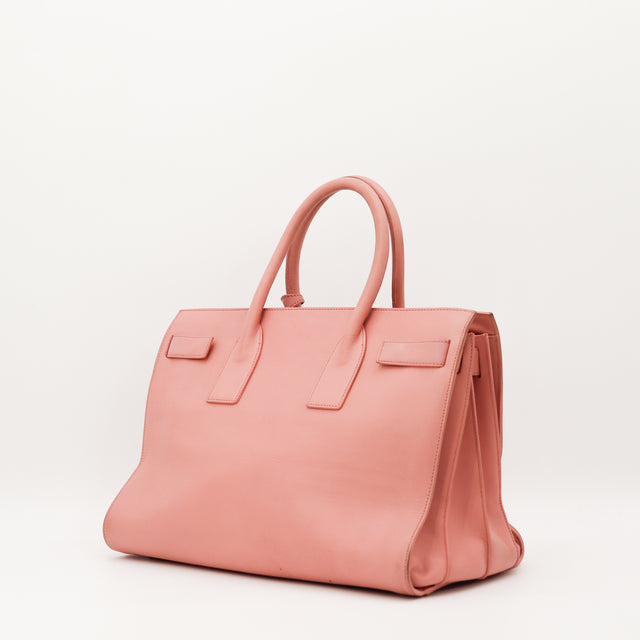 Saint Laurent Sac de Jour Grand vue de trois quarts soufflets accordeon rose poudre occasion — AMANA Vintage