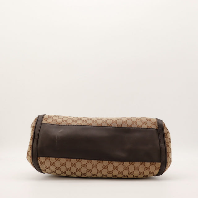 Détail fond cuir marron Gucci Hobo occasion authentique — AMANA Vintage