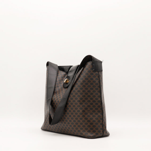 Vue trois-quarts Hobo Céline Macadam fermoir rotatif doré cuir noir — AMANA Vintage