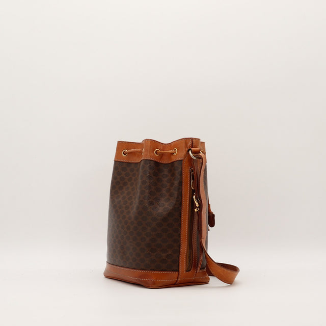 Sac seau Céline Macadam vue de trois quarts côté gauche avec zip latéral — AMANA Vintage