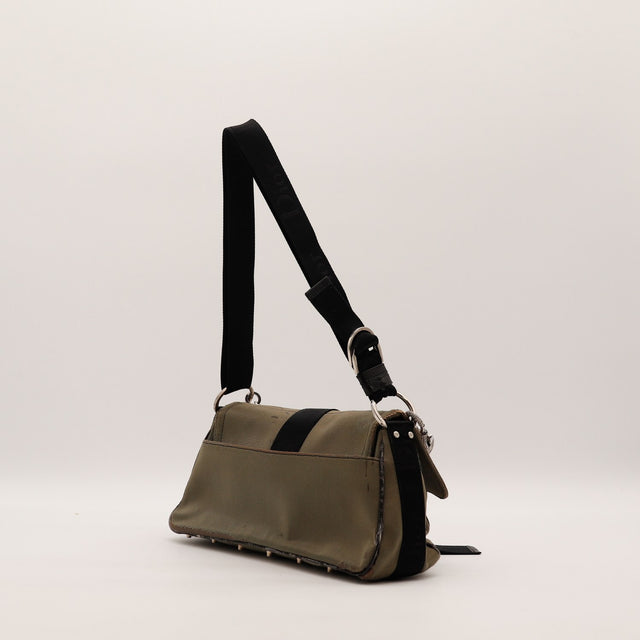 Détail de la boucle D signée Dior sur le sac Hardcore — AMANA Vintage