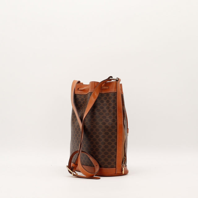 Vue de profil droit Seau Céline Macadam cuir cognac coutures blanches occasion — AMANA Vintage