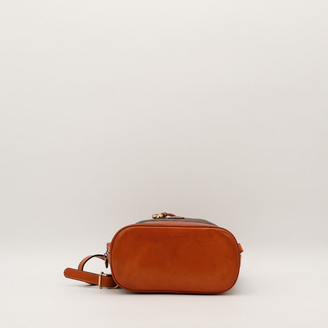 Vue du fond Seau Céline Macadam cuir naturel base arrondie occasion — AMANA Vintage