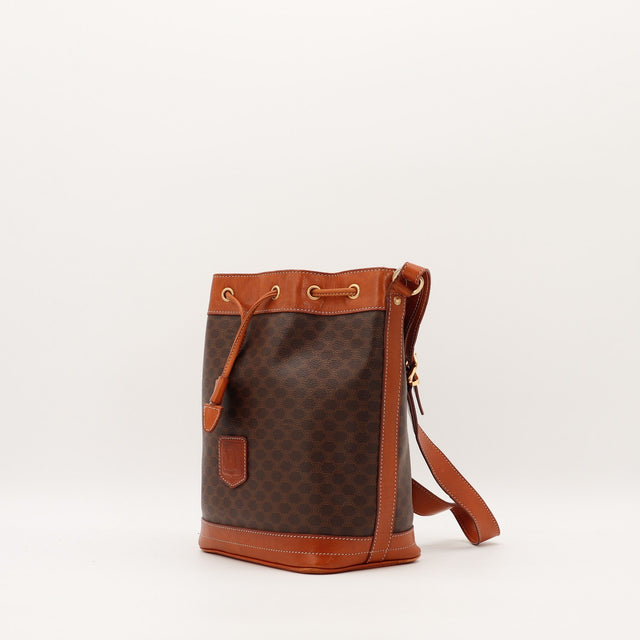 Vue de trois quarts Céline Seau Macadam bandoulière réglable cuir cognac vintage — AMANA Vintage