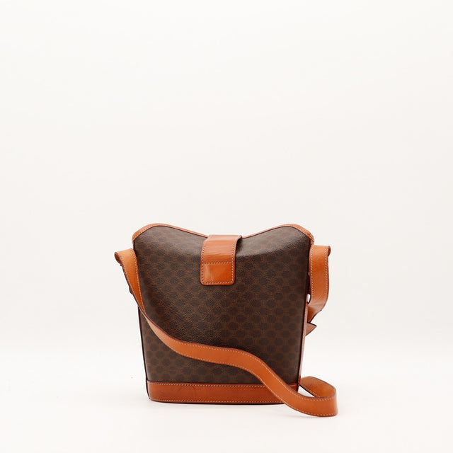Vue de dos sac seau Céline Macadam toile chocolat garnitures cuir — AMANA Vintage