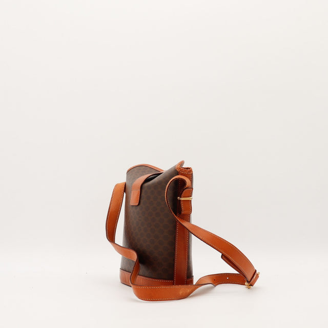 Vue de côté sac seau Céline Macadam profil droit bandoulière réglable — AMANA Vintage