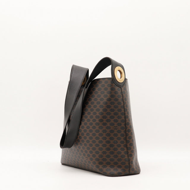Vue de trois quarts Hobo Celine Macadam anneau doré gravé Celine Paris — AMANA Vintage