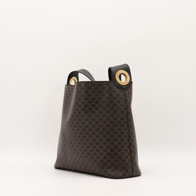 Vue de trois quarts gauche Hobo Celine Macadam bandoulière cuir noir — AMANA Vintage