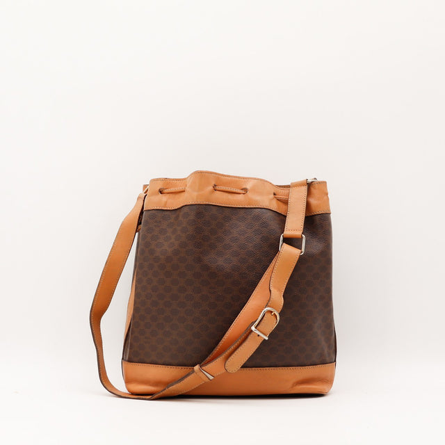 Détail du cuir naturel patiné du sac seau Céline Macadam — AMANA Vintage