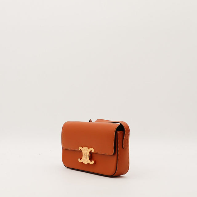 Sac Celine Triomphe cognac vue de trois quarts cuir lisse bandoulière — AMANA Vintage
