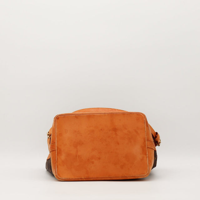 Détail fond cuir vachette Louis Vuitton Noé — AMANA Vintage