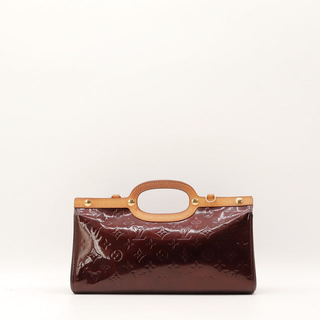 Détail du vernis monogrammé Louis Vuitton Roxbury Drive Amarante — AMANA Vintage