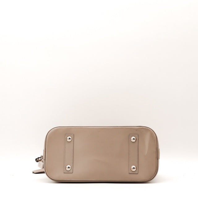 Détail de l'argenterie palladium Louis Vuitton Alma PM occasion authentique — AMANA Vintage