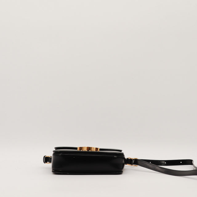 Celine Triomphe Teen cuir box noir posé à plat bandoulière — AMANA Vintage