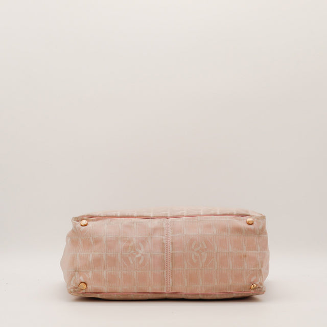 Vue du fond Tote Bag Chanel New Travel Line pieds dorés toile monogramme — AMANA Vintage