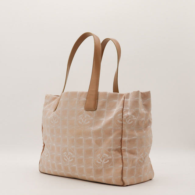 Vue de trois-quarts Chanel New Travel Line tote bag nylon beige taupe — AMANA Vintage