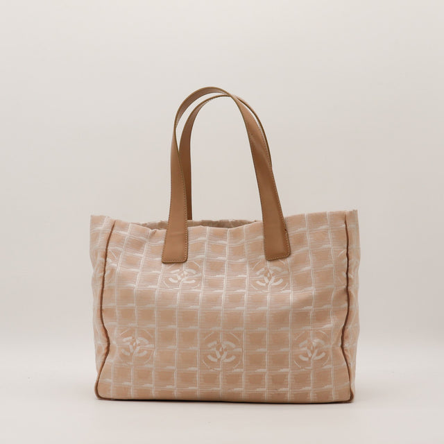 Vue arrière Chanel New Travel Line tote beige taupe toile CC jacquard — AMANA Vintage