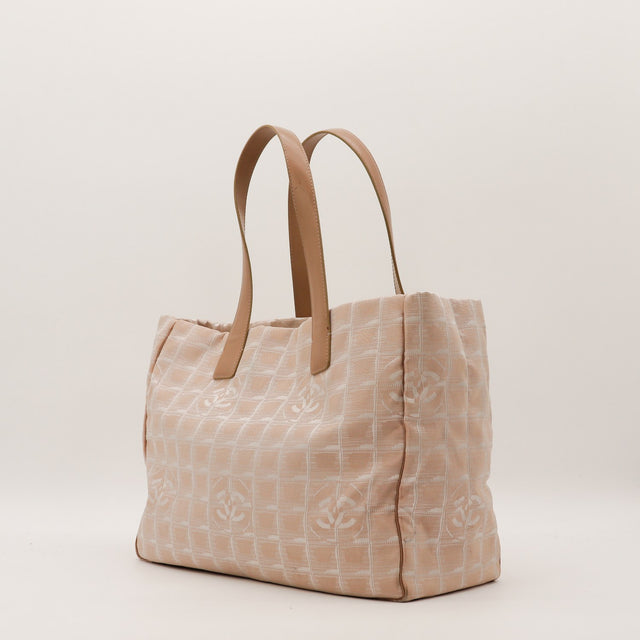 Vue de côté Chanel New Travel Line tote bag anses cuir marron — AMANA Vintage