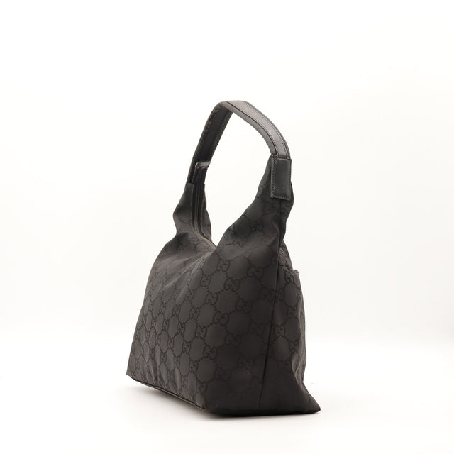 Vue de trois-quarts arrière Gucci Hobo nylon noir fond structuré — AMANA Vintage