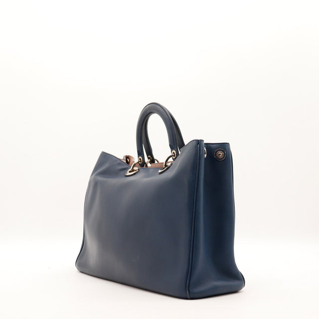 Vue de trois quarts arrière Dior Diorissimo marine structure souple — AMANA Vintage