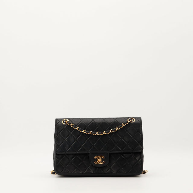 Sac Chanel Timeless Classic Flap cuir d'agneau noir vue de face occasion authentique — AMANA Vintage