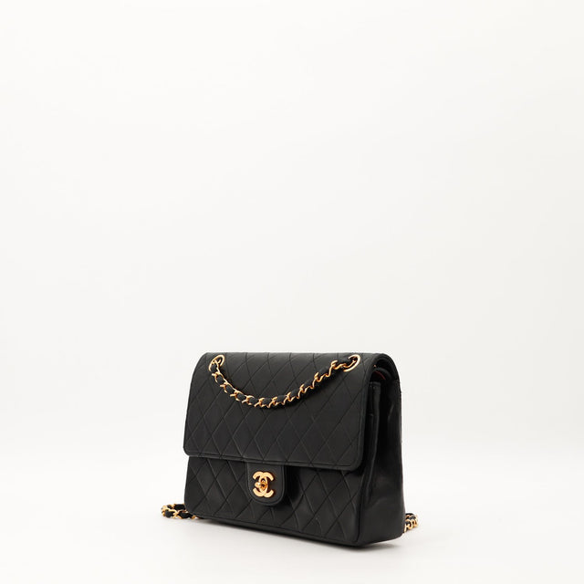 Sac Chanel Timeless cuir d'agneau matelassé noir vue de trois quarts occasion authentique — AMANA Vintage