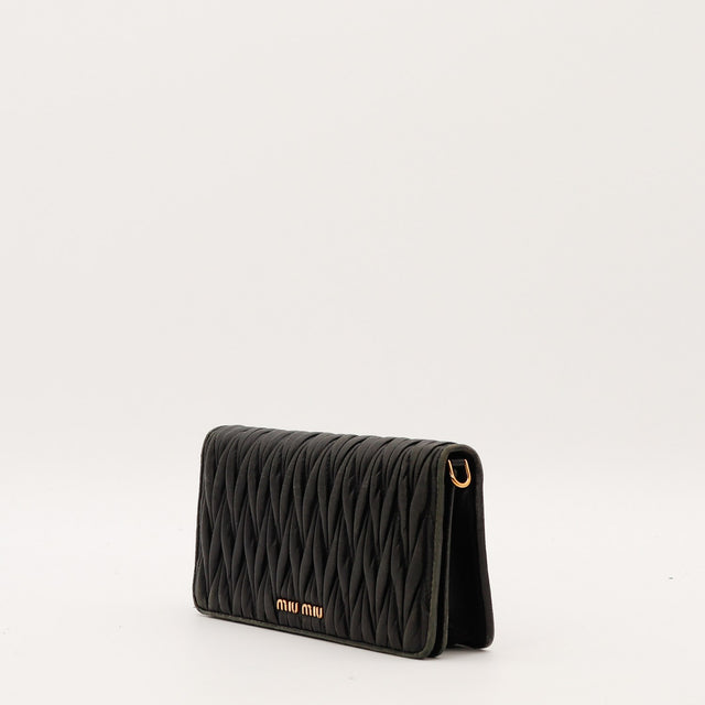 Pochette Miu Miu Matelassé noire vue de trois quarts gauche avec anneau doré — AMANA Vintage