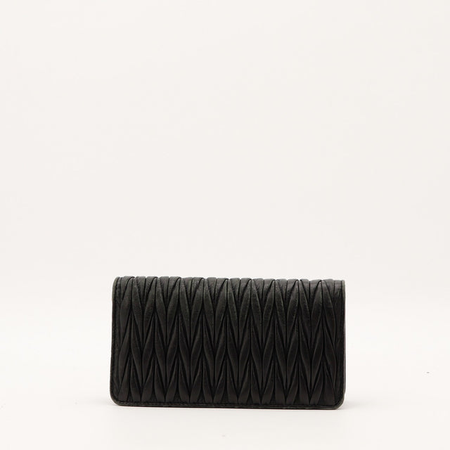 Pochette Miu Miu Matelassé noire vue de dos cuir froissé — AMANA Vintage
