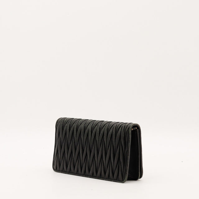 Pochette Miu Miu Matelassé noire vue de trois quarts droite — AMANA Vintage