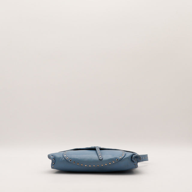 Détail des clous argentés et bordures du sac en cuir bleu — AMANA Vintage
