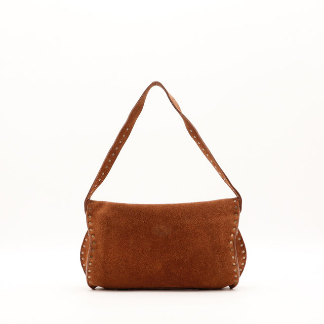 Détail du rabat et du bouton de la besace en daim cognac — AMANA Vintage
