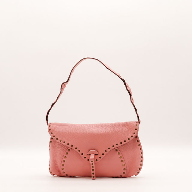 Sac porté épaule cuir grainé rose rabat clouté vue de face occasion authentique — AMANA Vintage