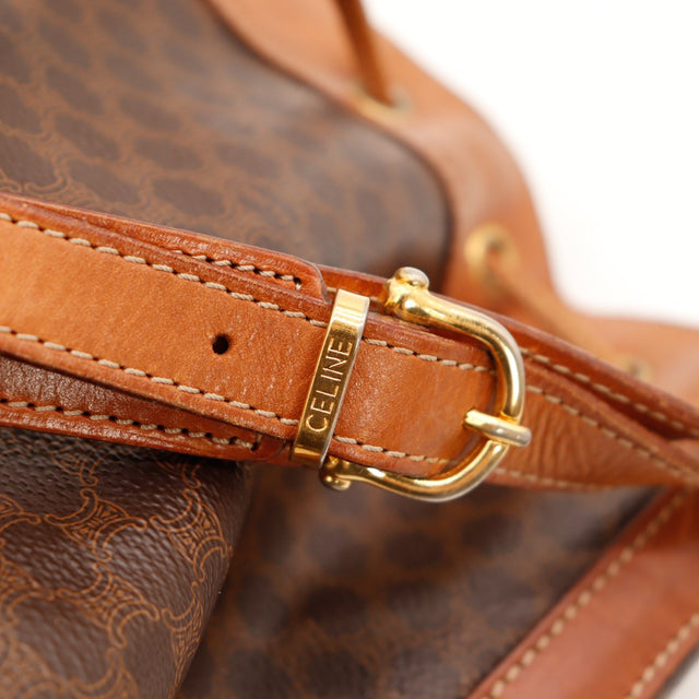 Détail boucle réglable et anneau doré bandoulière Céline Macadam — AMANA Vintage