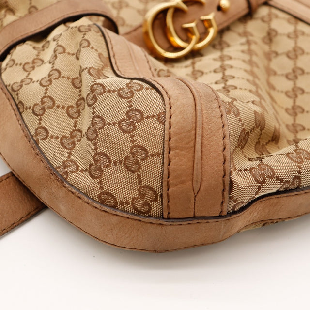 Détail bas du sac Gucci Hobo GG garniture cuir occasion authentique — AMANA Vintage