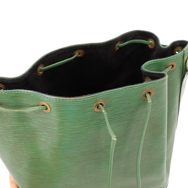 Détail oeillets et cordon coulissant Louis Vuitton Noé Épi vert — AMANA Vintage