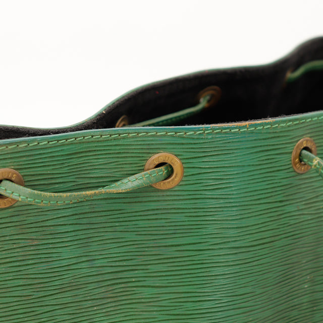 Détail intérieur doublure suédée Louis Vuitton Noé Épi vert — AMANA Vintage