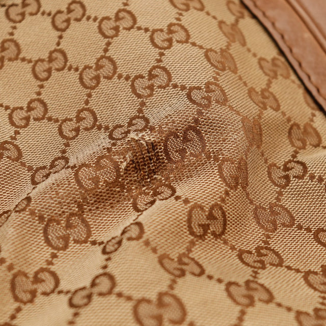 Détail accroc doublure intérieure Gucci Hobo GG toile monogrammée — AMANA Vintage