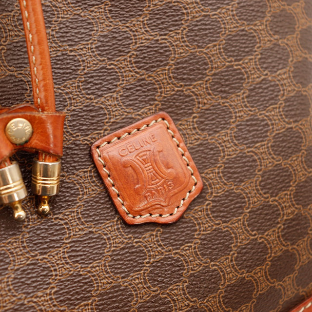 Détail logo Céline Paris en cuir embossé sur toile Macadam occasion authentique — AMANA Vintage