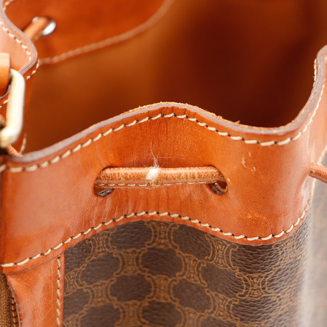 Détail bande de cuir coulissant cordelette Seau Céline Macadam usure légère — AMANA Vintage